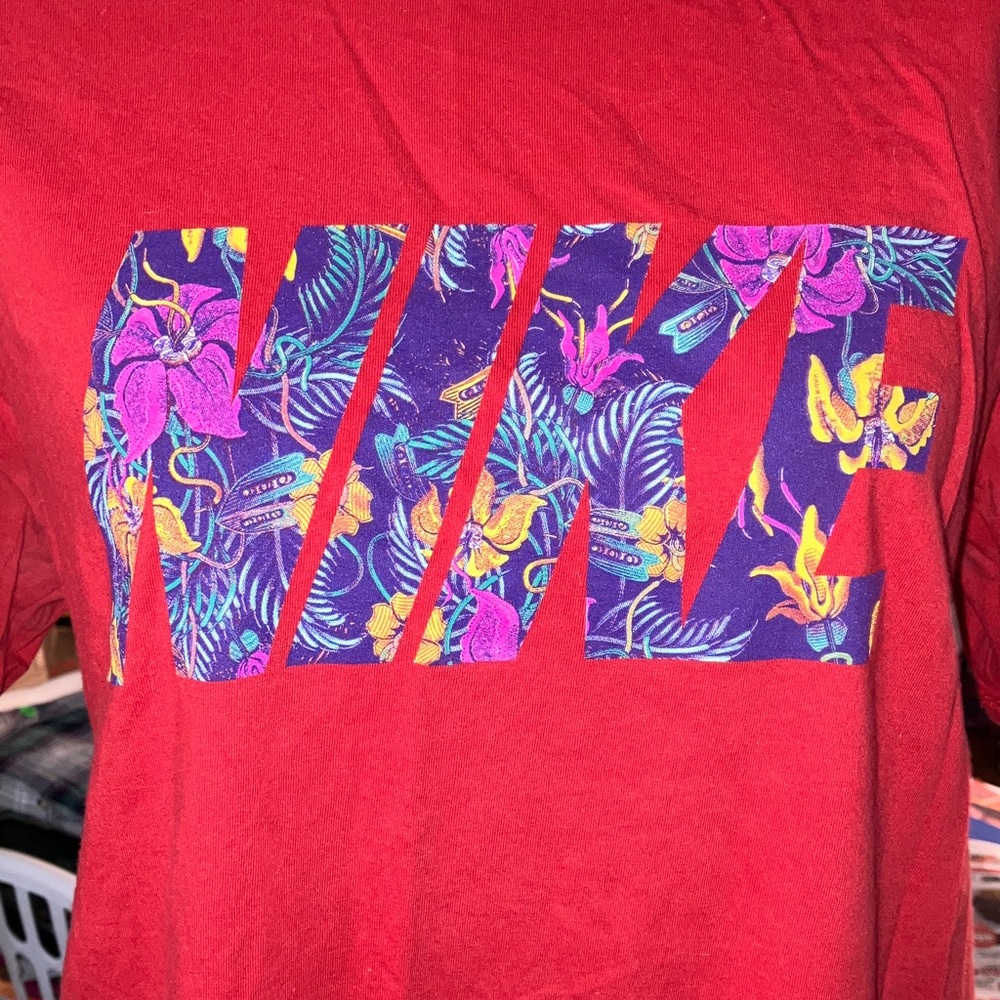 🎉4 for $20 Nike Graphic Tee, Large - Picture 2 of 6